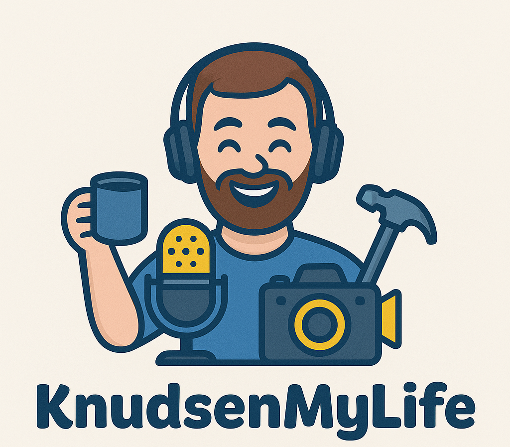 KnudsenMyLife logo — illustration af Knudsen med headset, mikrofon, kaffekop, kamera og hammer